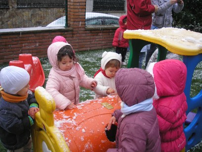 Els infants descobreixen la neu